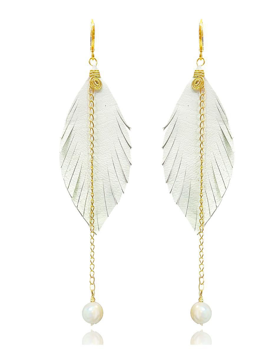Set de aretes de pluma con acabado baño de oro perla