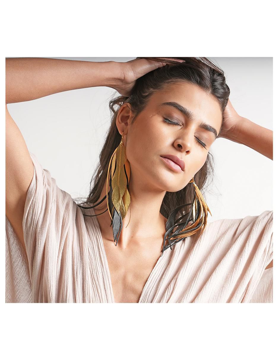 Aretes de pluma de piel 18 K con acabado baño de oro 2