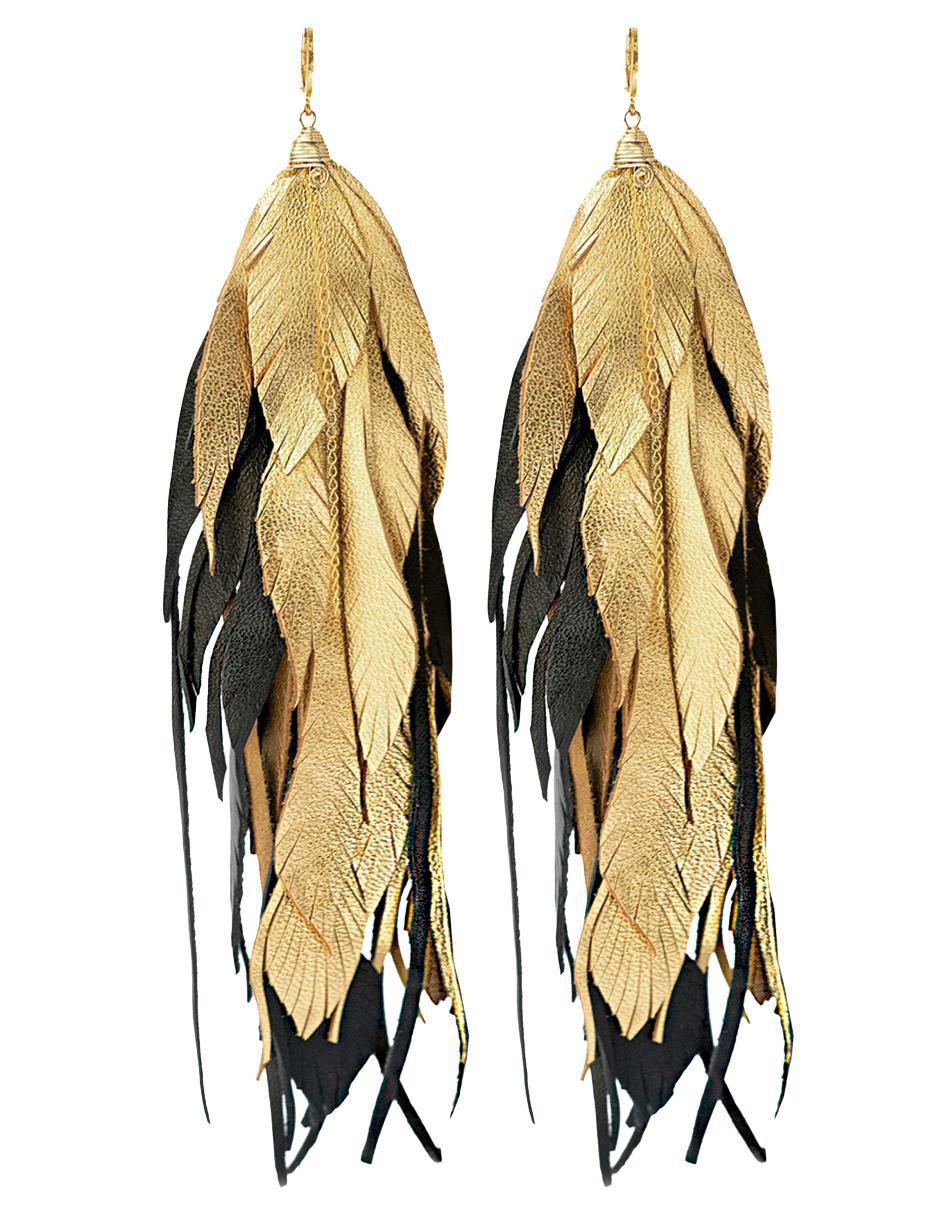 Aretes de pluma de piel 18 K con acabado baño de oro Aretes de pluma de piel 18 K con acabado baño de oro