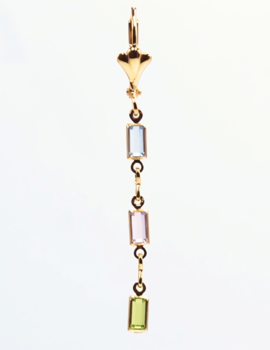 Arete largo rectangular Mada de oro laminado 18k con acabado liso cristal