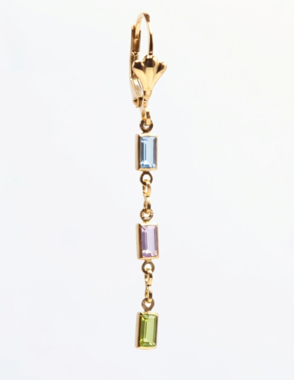 Arete largo rectangular Mada de oro laminado 18k con acabado liso cristal
