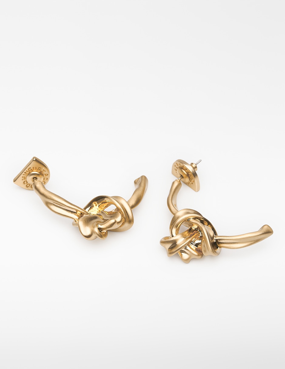 Aretes largos con acabado brillante