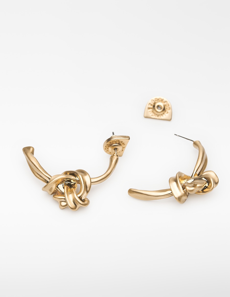 Aretes largos con acabado brillante 4
