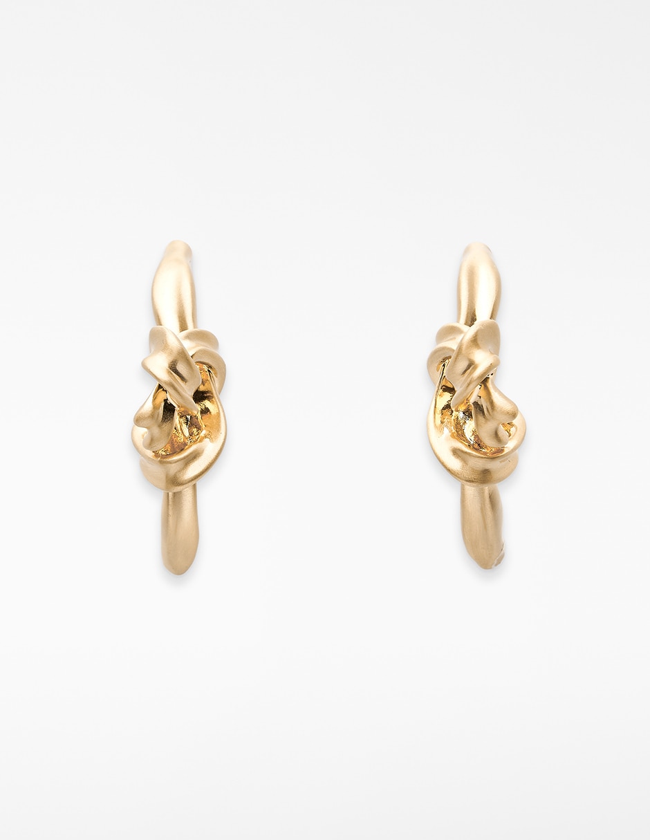 Aretes largos con acabado brillante 1