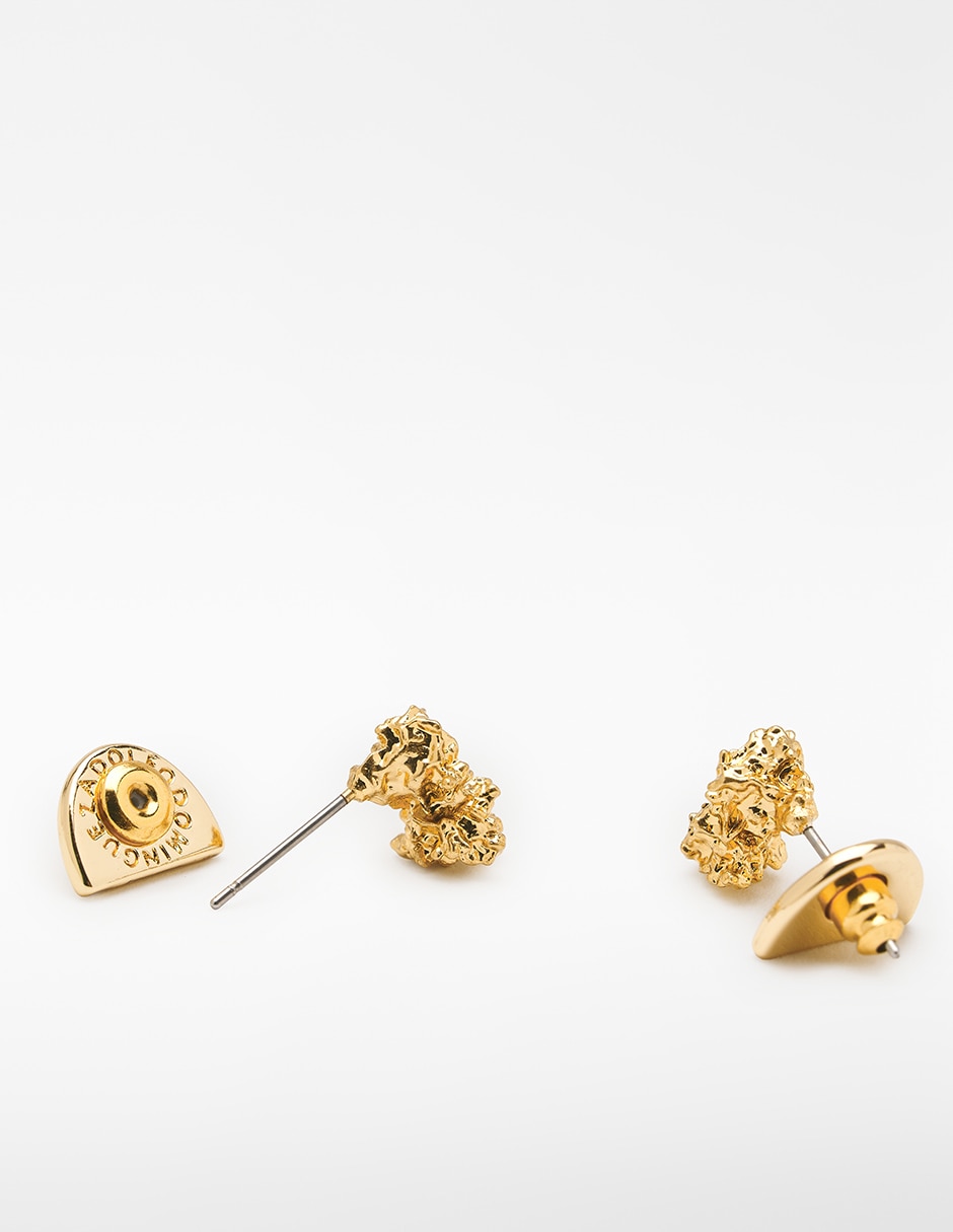 Aretes cortos con acabado brillante 3