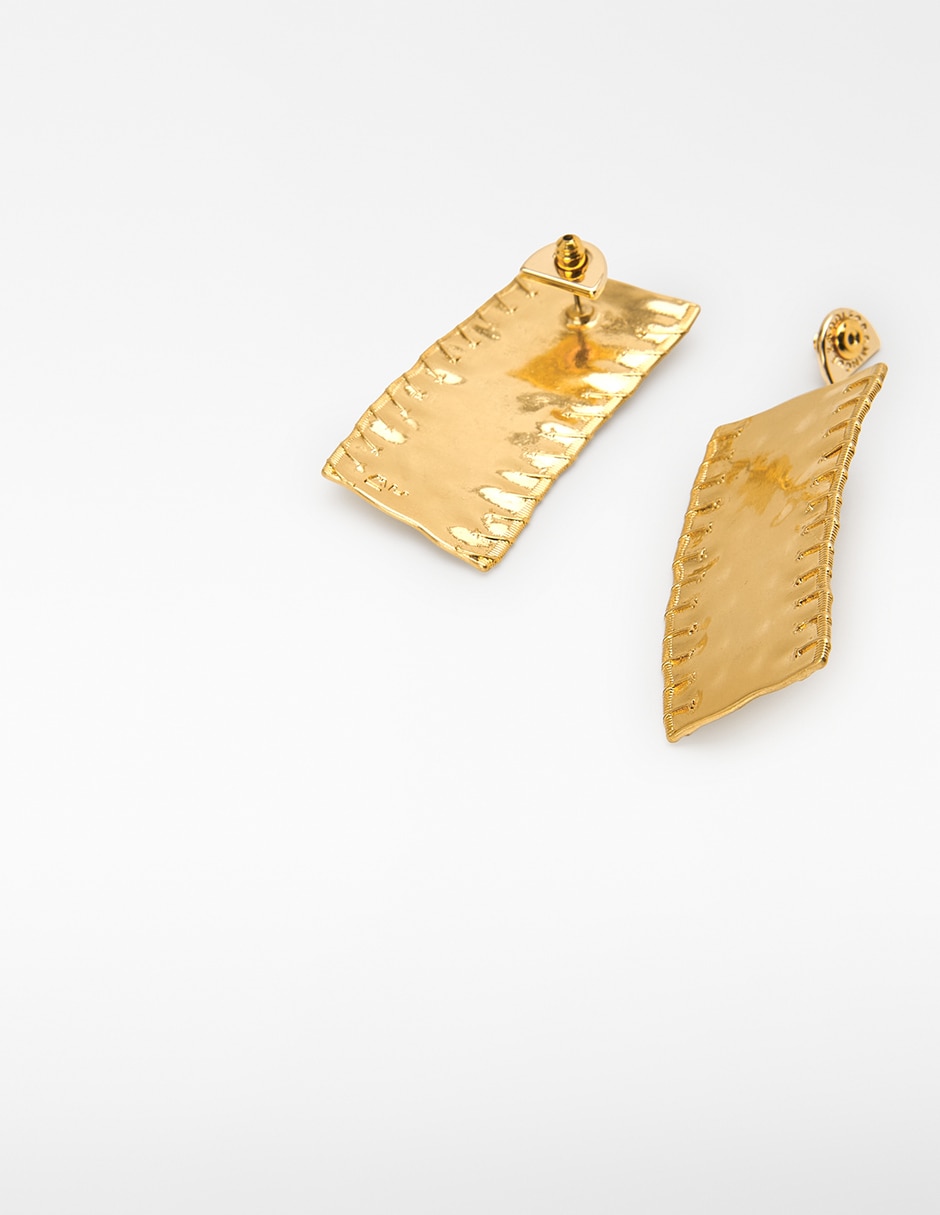 Aretes cortos rectangulares 16 k con acabado brillante 2