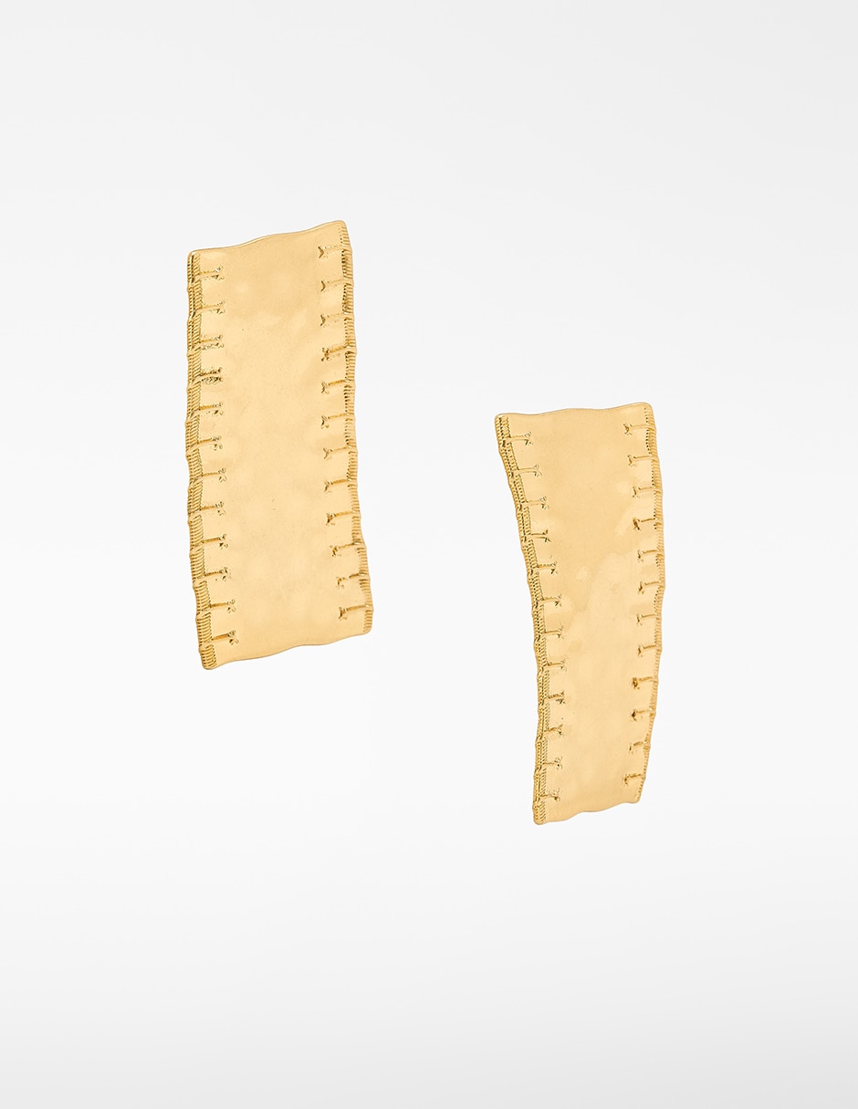 Aretes cortos rectangulares 16 k con acabado brillante 3
