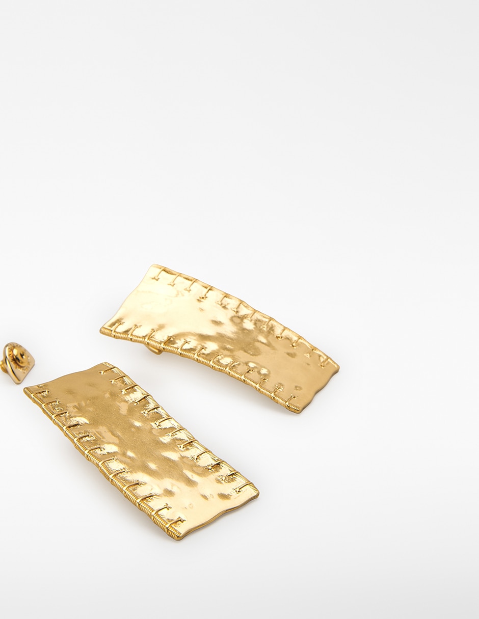 Aretes cortos rectangulares 16 k con acabado brillante