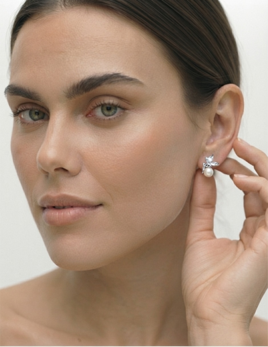 Aretes cortos de plata P 925 con acabado baño de rodio perla con zirconia